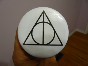 Pretty Buttoner: Deathly Hallows Sign Button
