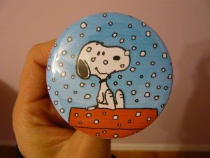 Pretty Buttoner: Peanuts Snoopy in the Snow