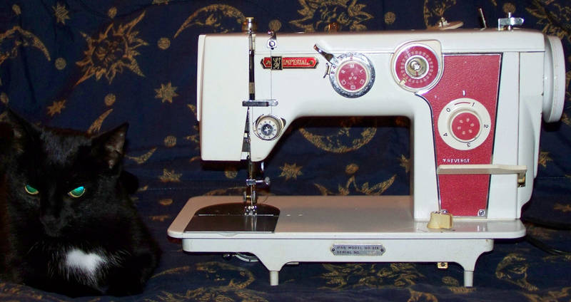 Imperial sewing machine Model 919, Leamington, Ontario, Canada, front view. Scat, Cat.