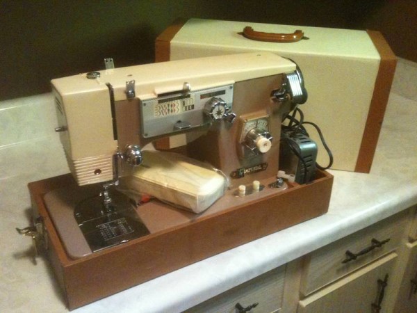 Imperial sewing machine Model 562 for sale on Kijiji in Stratford, Ontario, Canada