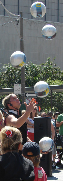 Toronto Buskerfest 2010: Victor Rubilar's grand finale, juggling 5 soccer balls